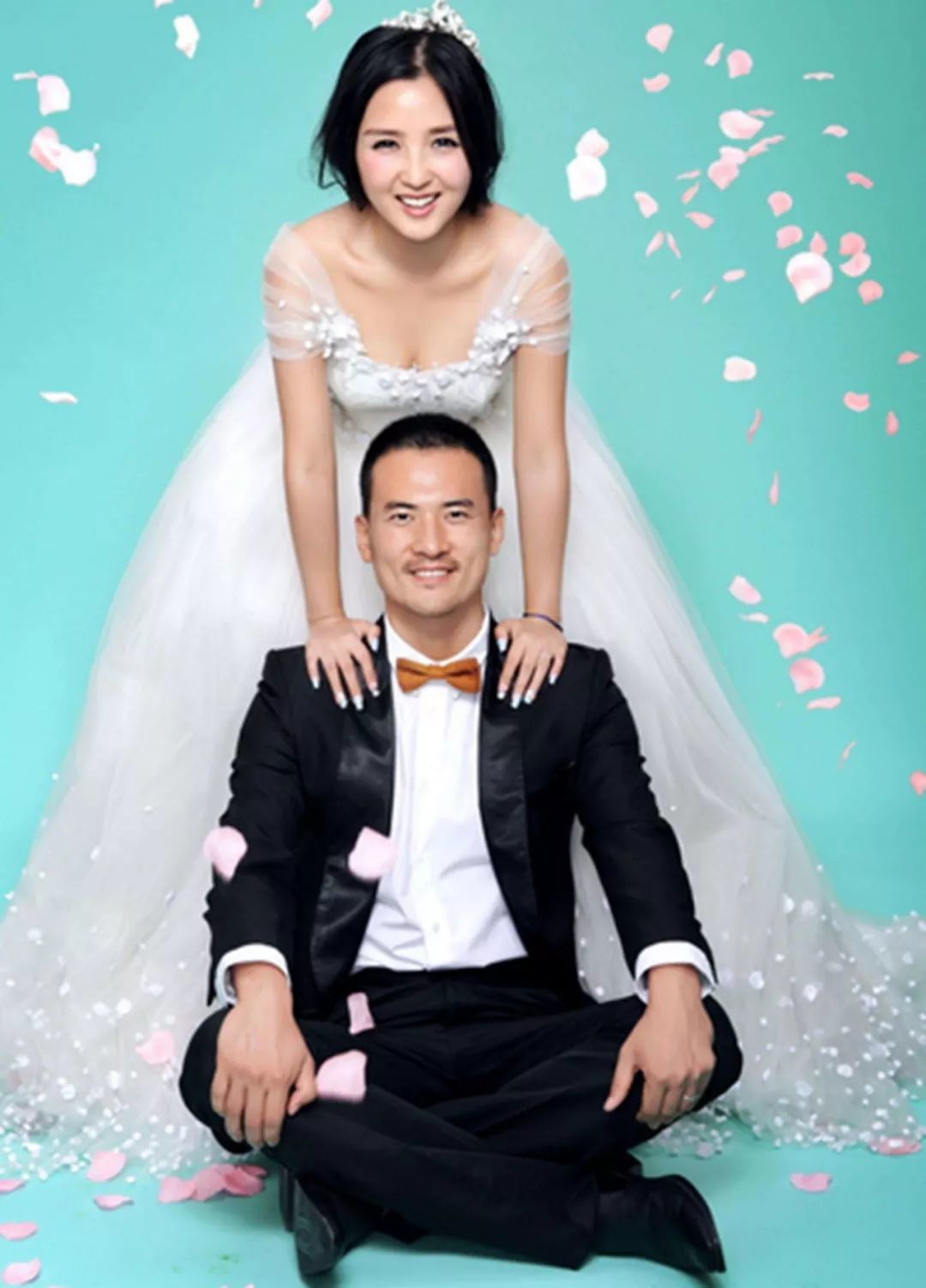 调皮婚纱照_调皮秀禾婚纱照(3)