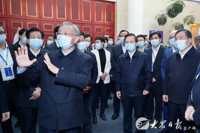 刘家义李干杰观看山东省互联网医保大健康服务平台功能展区