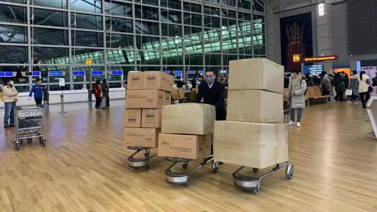 星夜兼程！山东航空再出动两架飞机向一线运输口罩、防护服等医疗物资