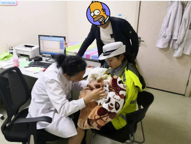 女警抱着婴儿指挥交通？网友却纷纷点赞：让人安心！
