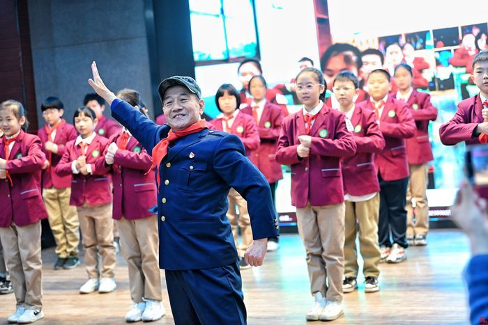 交通宣传学雷锋 志愿服务我先行 ——济南市纬二路小学学雷锋文明交通志愿服务活动