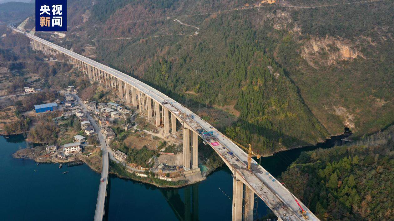 渝湘复线高速鱼梁溪特大桥双幅贯通
