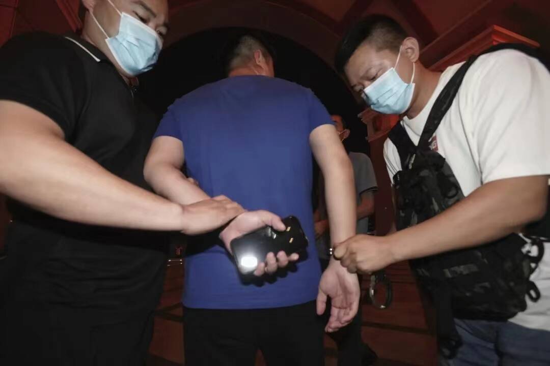 一枚血指纹 追查24年！淄博警方成功破获1998年抢劫杀害出租车司机案
