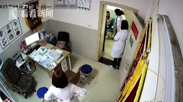 女孩跪求免费做人流 手术后持刀威胁：还我孩子