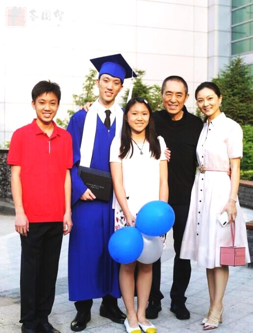 张艺谋18岁大儿子近照，阳光帅气有才华，当导演不靠老爸