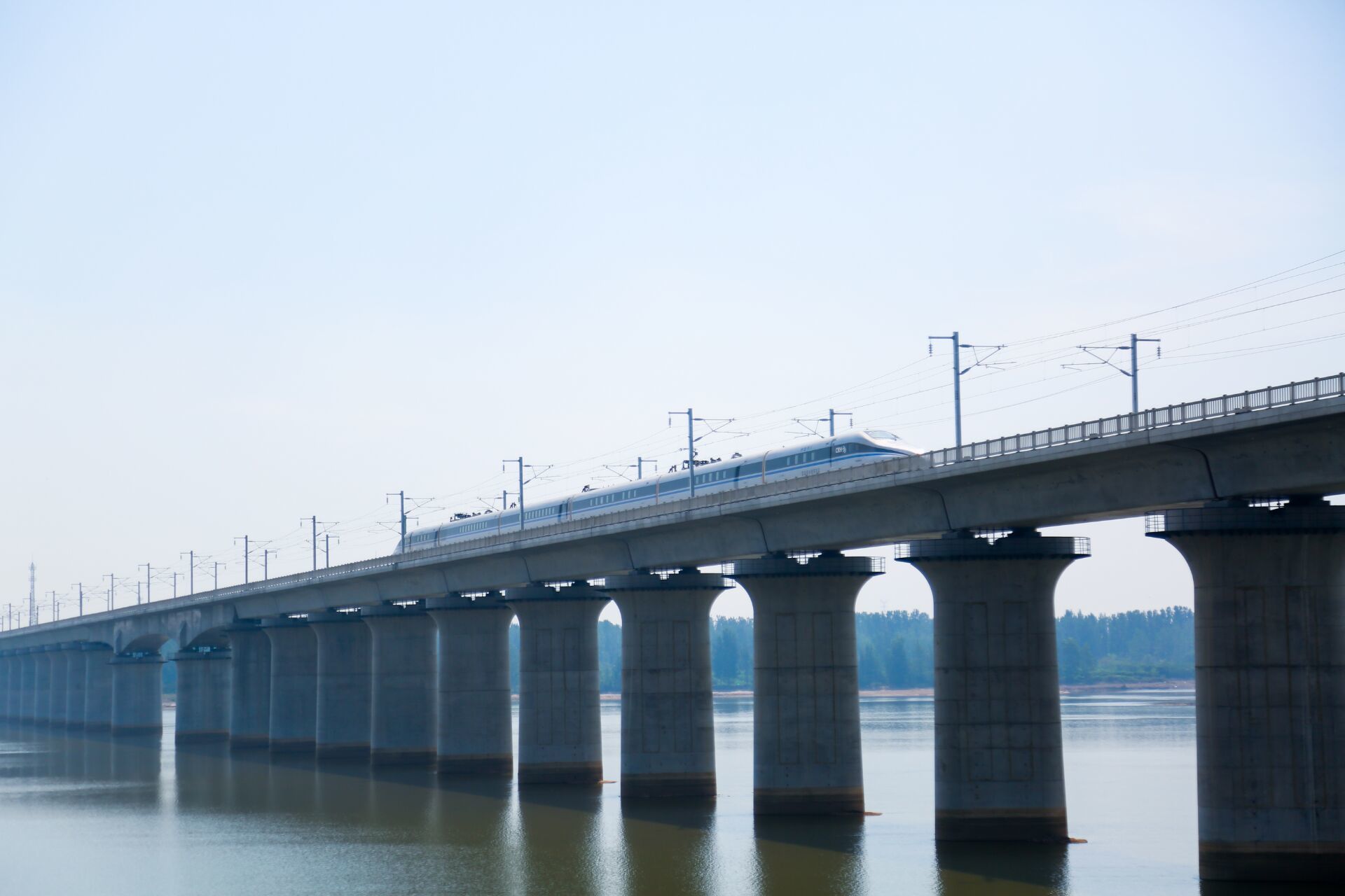 望岳谈丨小康路、幸福路、开创路，鲁南高铁开通意味着什么?带来了什么?