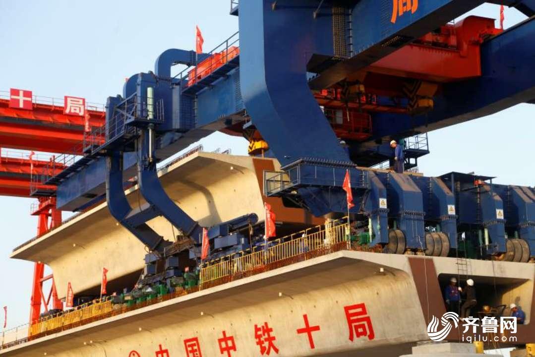 鲁南高铁菏曲段首孔箱梁成功架设 预计2022年5月份全线通车