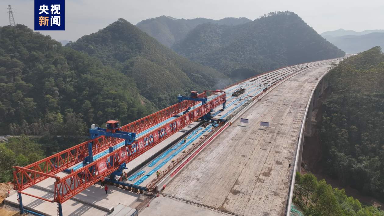 南玉珠高速公路八角垌特大桥顺利贯通