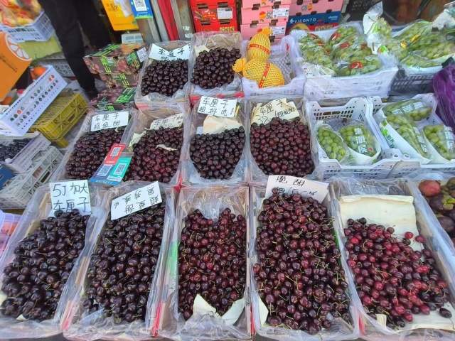 车厘子价格腰斩迎来抢购，有人一天卖出两百斤