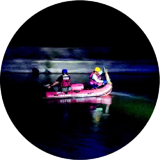 孩子溺水事故频发 海边野浴场热闹景象让人捏把汗