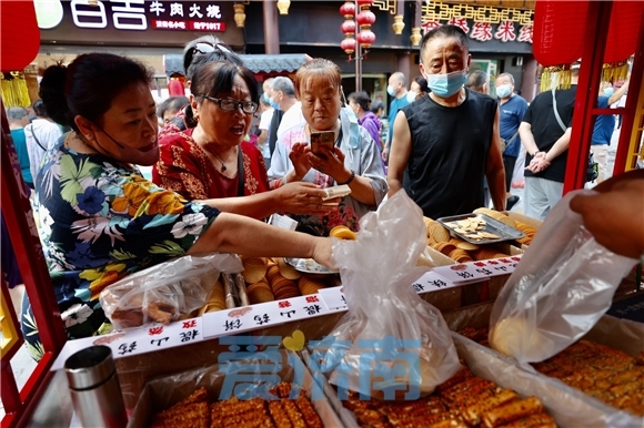 济南大观园早市开市迎宾