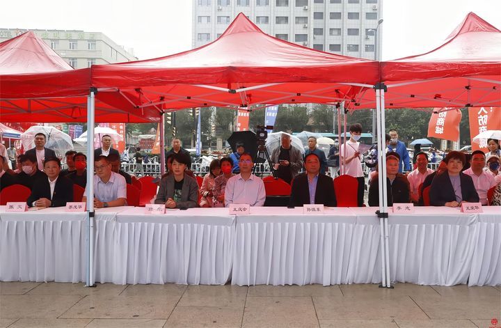 “爱我国防长城—2023”国防教育知识竞赛颁奖仪式暨国防动员宣传教育活动在市中区万达广场举行