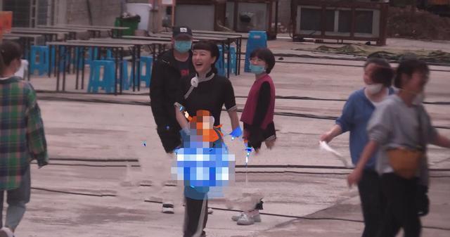 秦岚苗圃罕见同框，同为41岁身材状态却不一样！