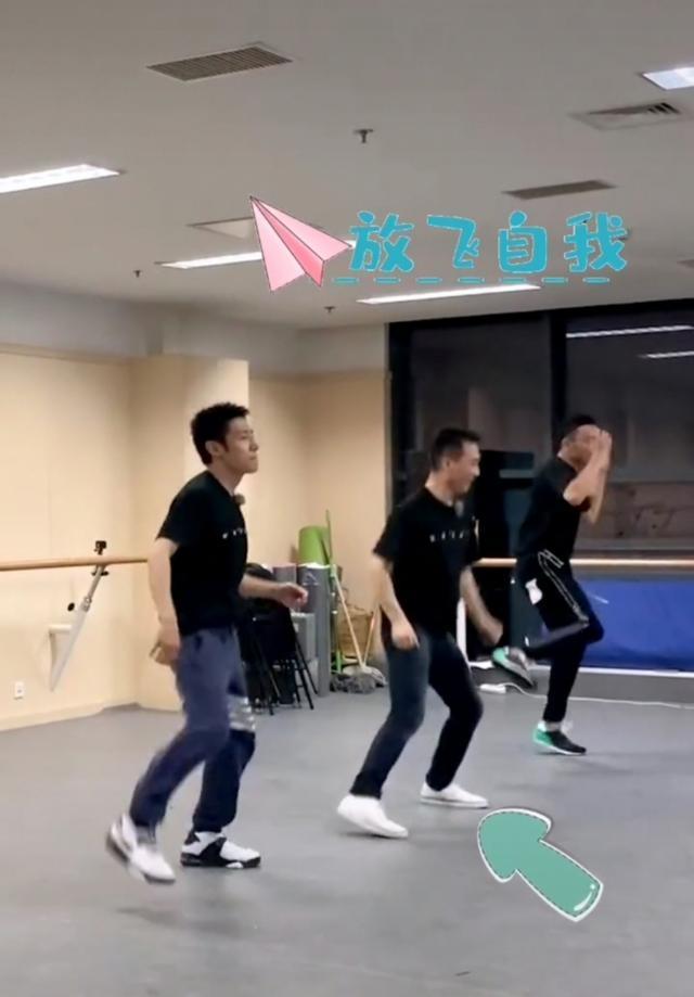 尼格买提|央视主持男团合体练劲舞，撒贝宁康辉小尼动作堪比广播体操