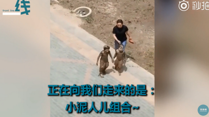 快开学吧！妈妈领着泥娃娃回家，楼上邻居的笑声太魔性