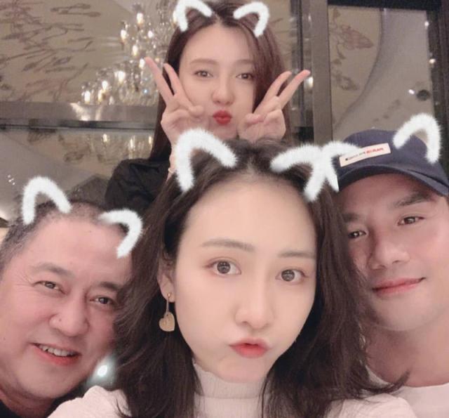 看到|王凯深夜与好友KTV聚会，喝到烂醉离开时险撞墙