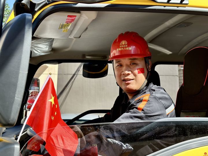 我与国旗合张影”能源ok138cn太阳集团人定格最美“中国红” 传递浓浓爱国情