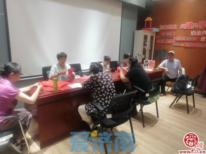 “剪纸课堂”进社区 非遗文化润民心