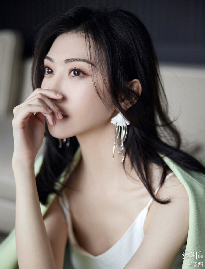景甜解锁春日时尚穿搭 简约西装清新自然