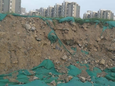 【啄木鸟在行动】历城区凤凰路附近渣土堆积