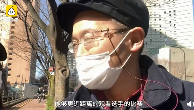 东京马拉松开跑，选手不戴口罩，数千观众围观：人少正好凑近看