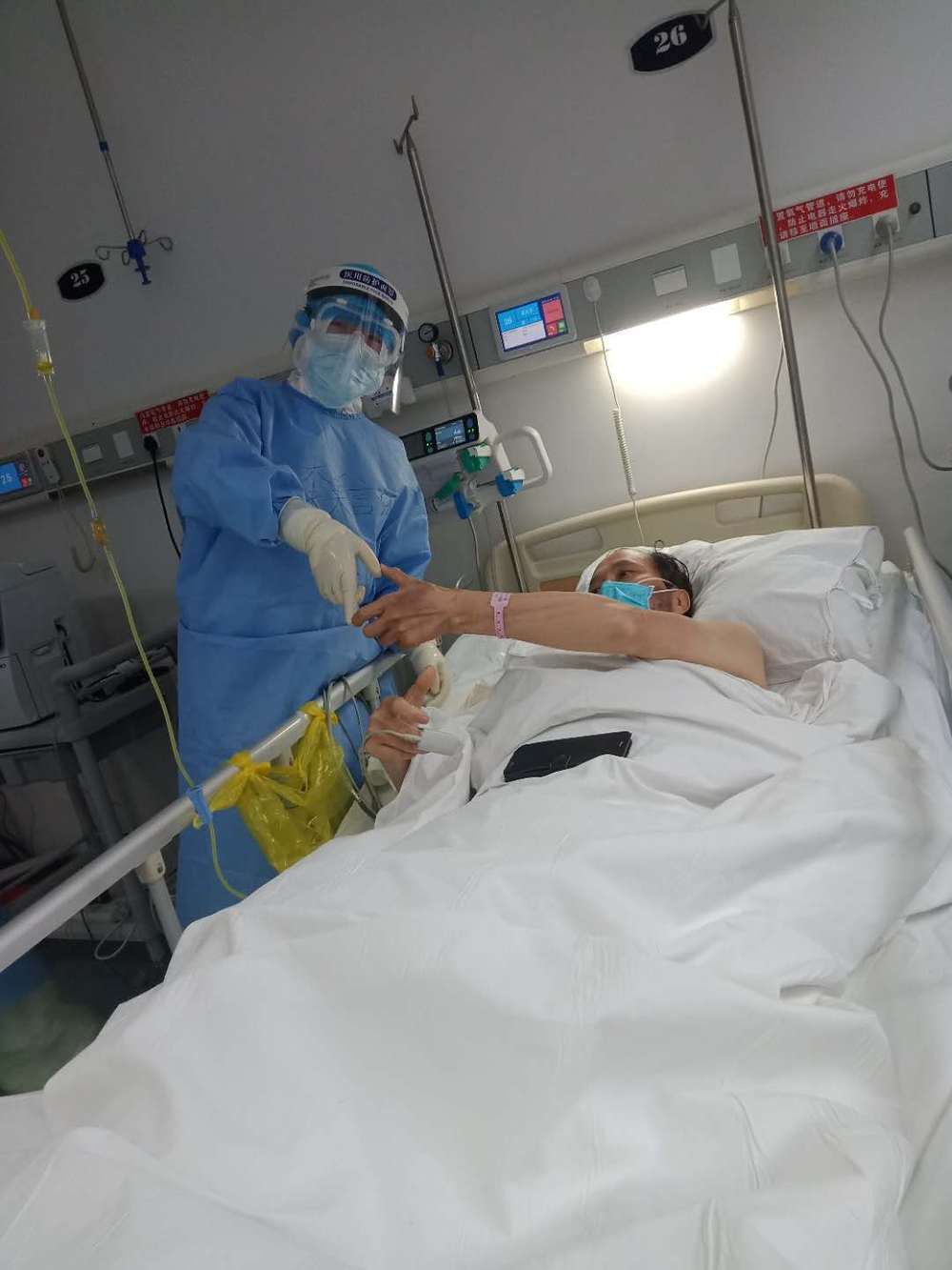 武汉隔离病房里一张照片开始流传