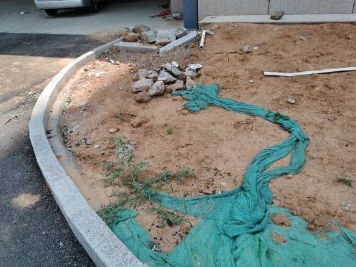 【啄木鸟在行动】龙奥北路、奥体东路交叉口东南角院内渣土及建筑垃圾裸露