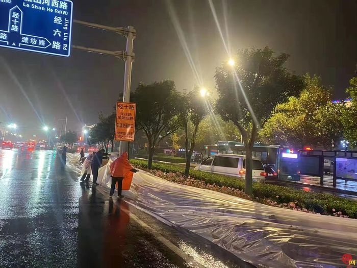 初雪暖情 槐荫区战风雪的温暖瞬间