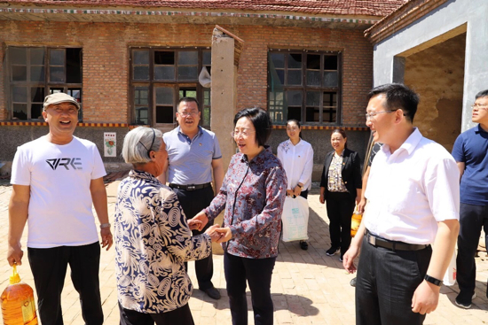 济南市委统战部党支部联合开展“不忘初心 情系群众”主题党日活动 王拥华参加