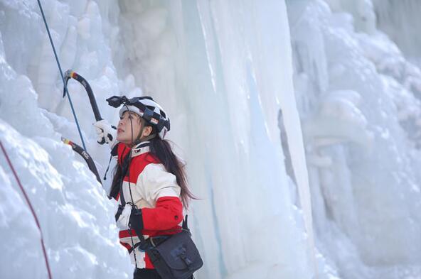 攀冰成功登顶！周韦彤挑战世界最冷极限运动，成唯一登顶艺人