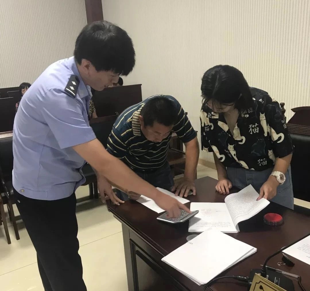 抓老赖！山东多家法院送来中秋“大礼包”：“银手镯”、警车观光游…