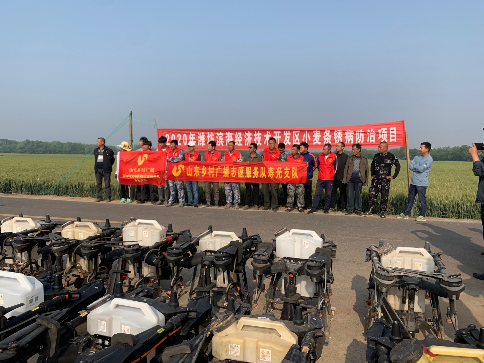 无人机防治小麦条锈病，潍坊滨海区大家洼街道打响麦田保卫战