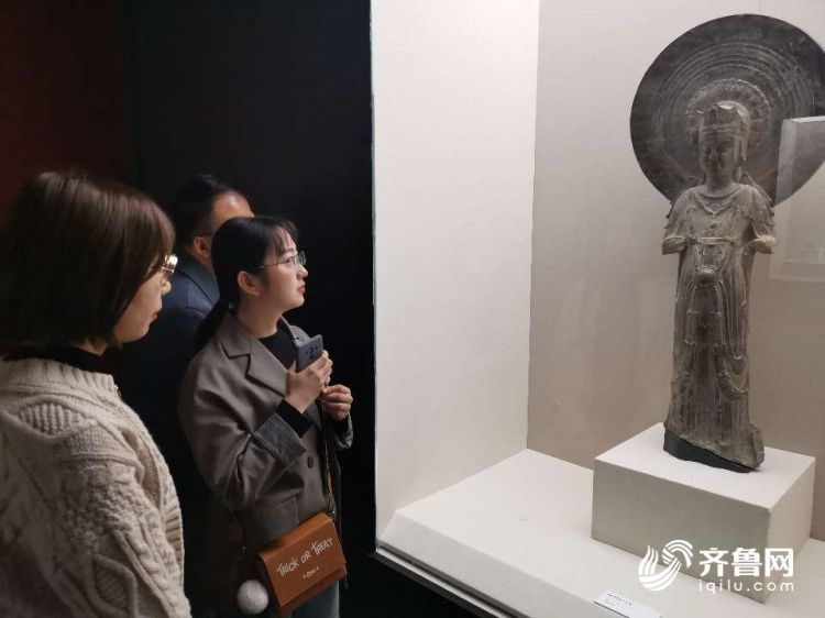 山东回归文物蝉冠菩萨像国家博物馆展出