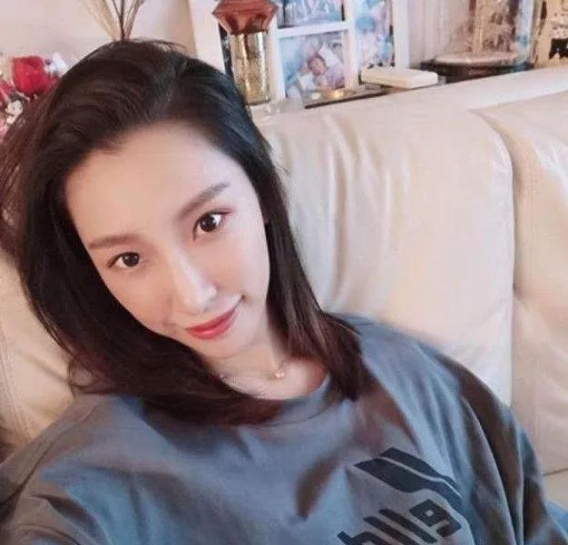 何猷启承认离婚|赌王儿子何猷启承认离婚，何猷启的"平民老婆"比奚梦瑶厉害多了?