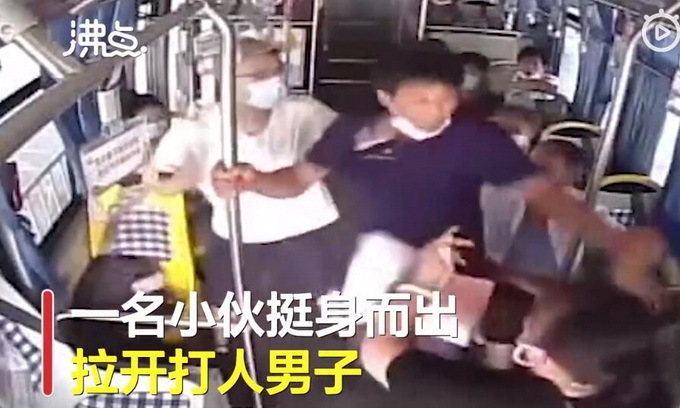 都是好样的！公交司机被锁喉高考生挺身而出！网友：那个阿姨也很厉害