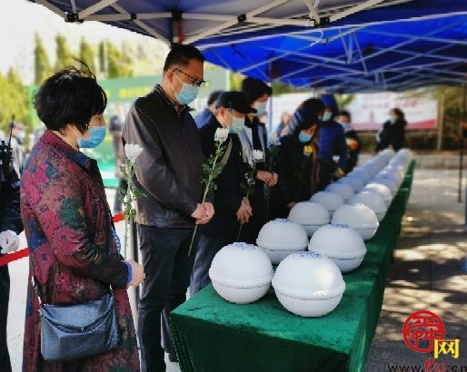 清明前夕济南30位逝者以生态花坛葬方式长眠山间