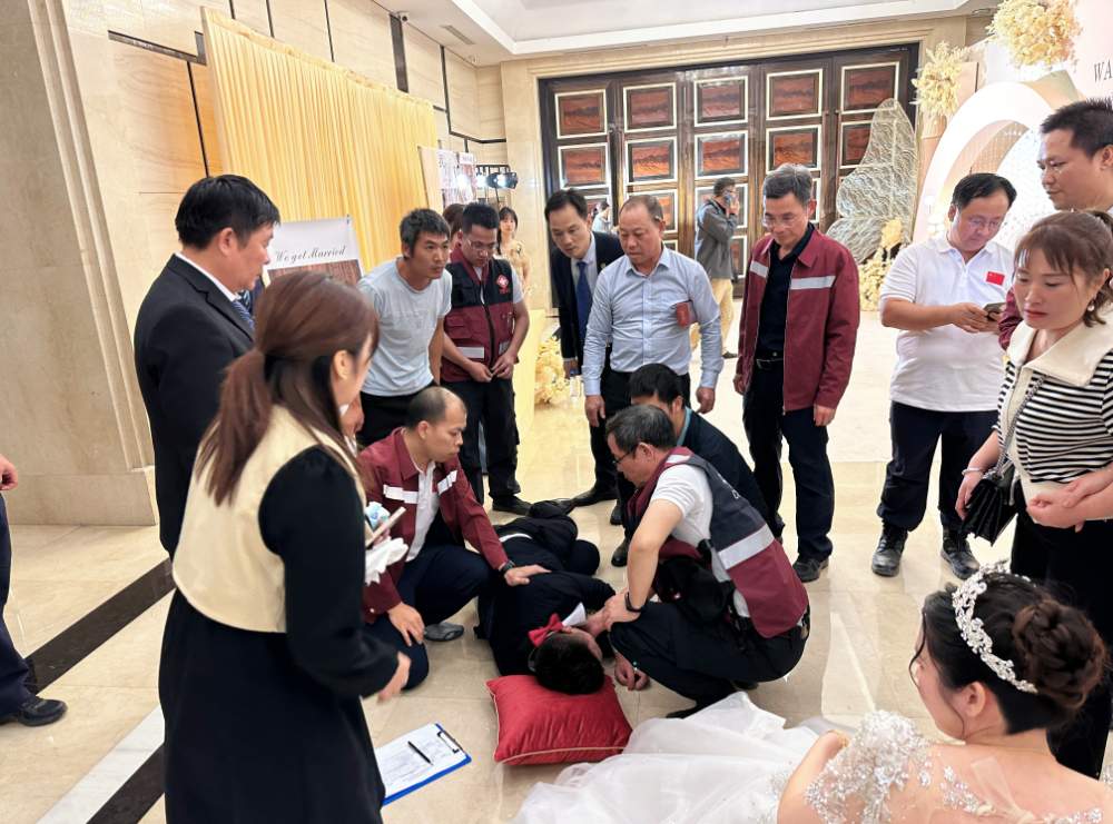 婚礼现场新郎突然晕倒 巧遇全市急救专家隔壁开会