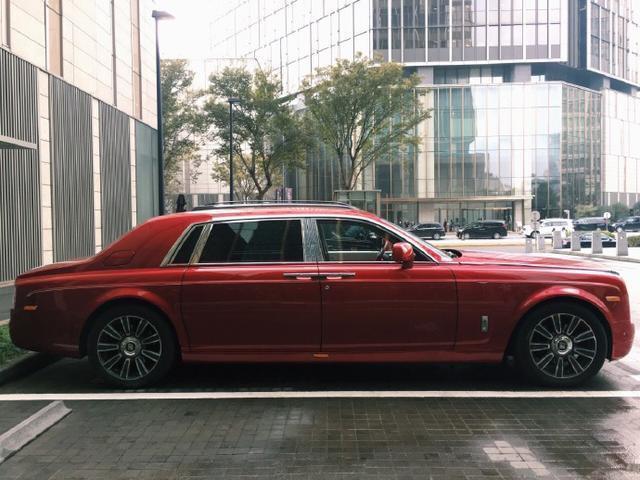 王思聪被“限制消费”后，搂美女吃高级餐厅，坐豪车一起回家