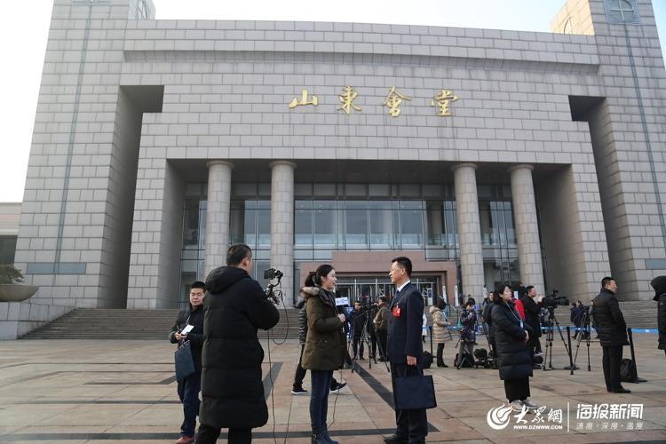 山东省十三届人大三次会议开幕 5G+VR省政府工作报告