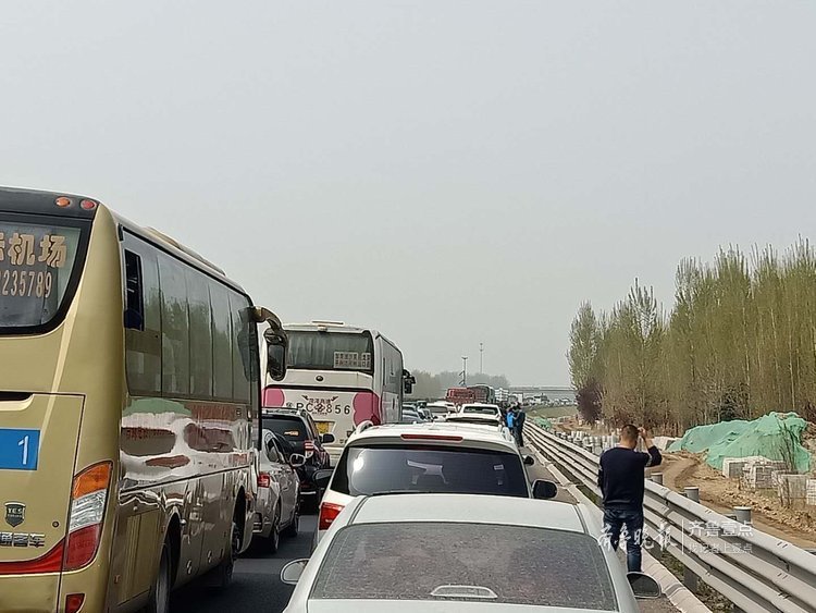 青银高速一路段发生拥堵，司机下车等待