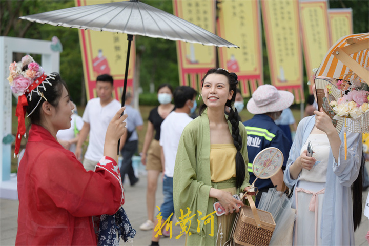 云鬓花颜金步摇，逛汉服市集感受古风文化