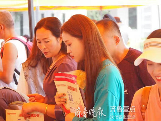 山东艺术学院迎新报到现场，学舞蹈的窈窕女孩，最小的16岁！