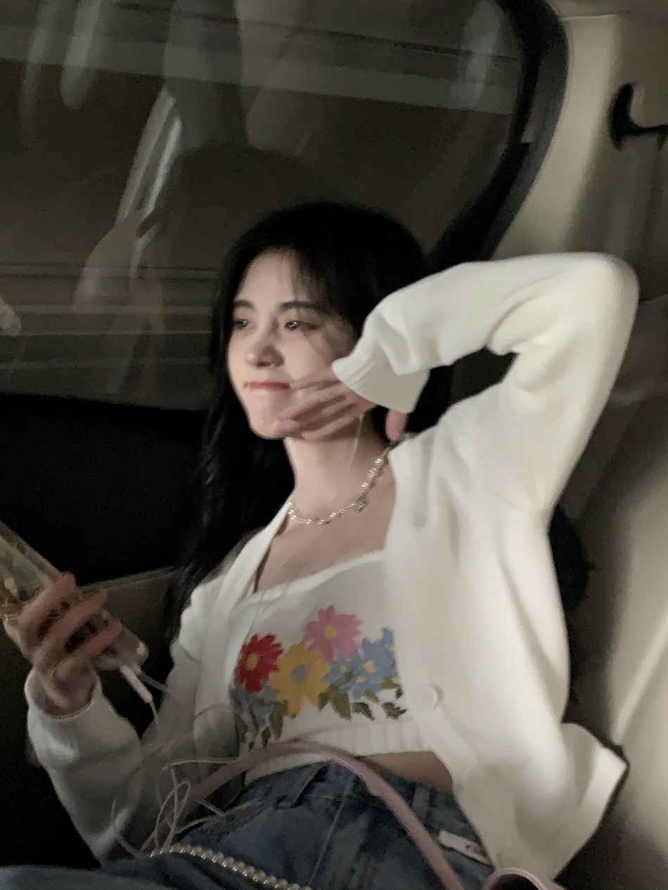 鞠婧祎假期晒库存照 依靠车窗长发飘飘侧颜精致