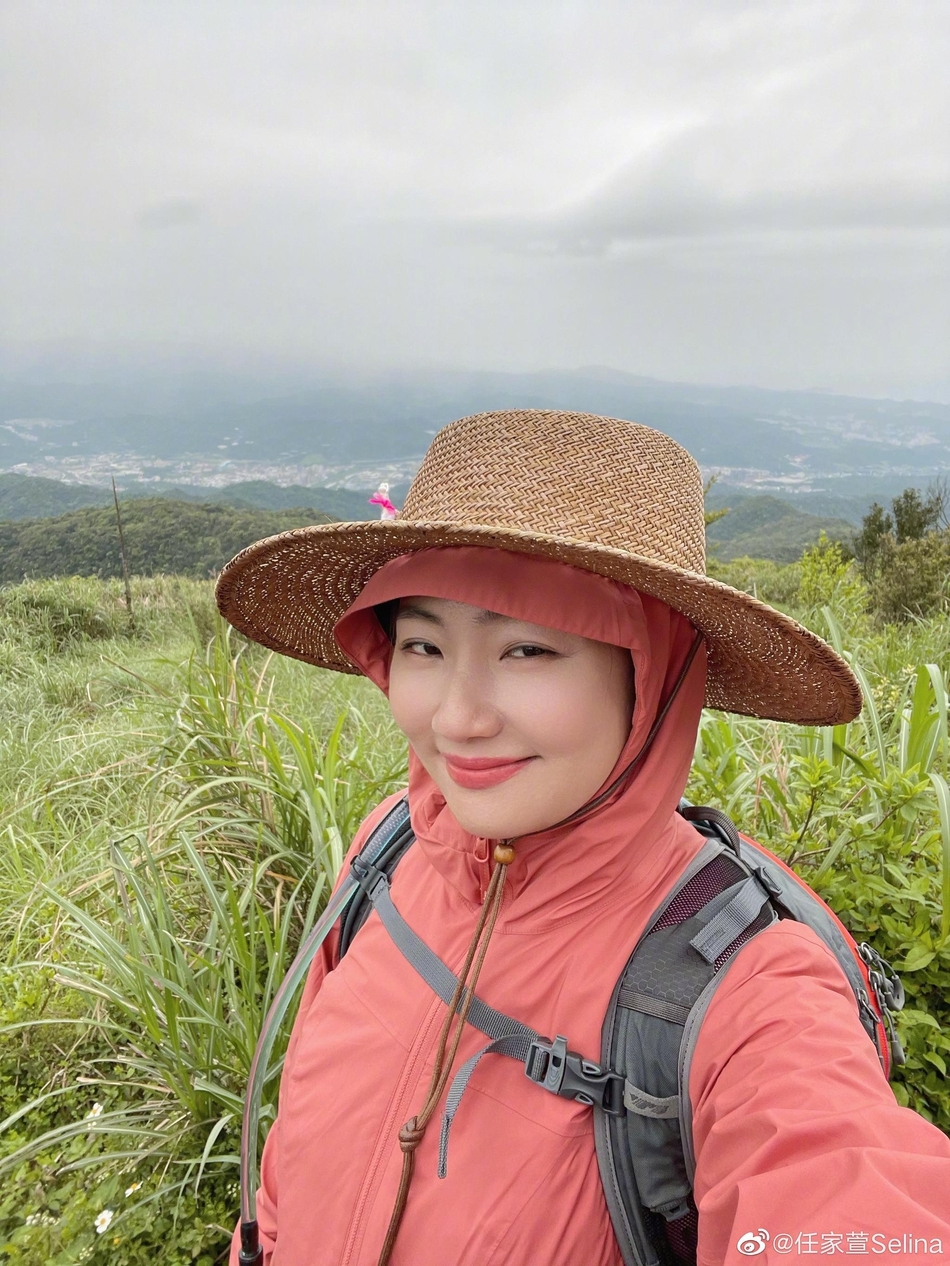 Selina晒爬山美照 扎双马尾辫活力满满
