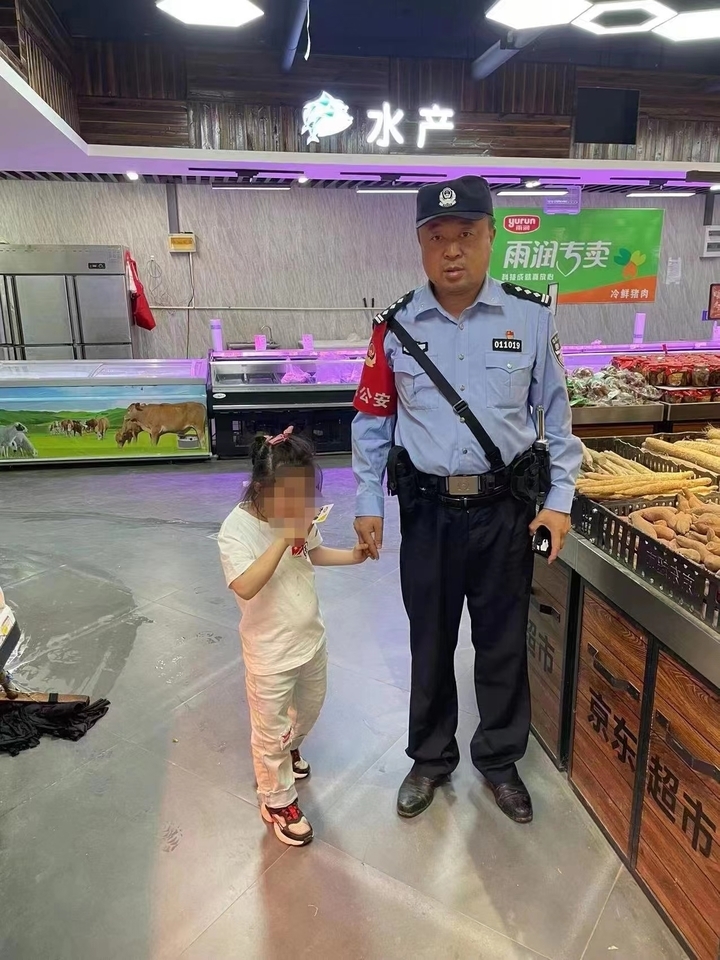 济南8岁女孩逛街走失，警方联动400名市民寻回