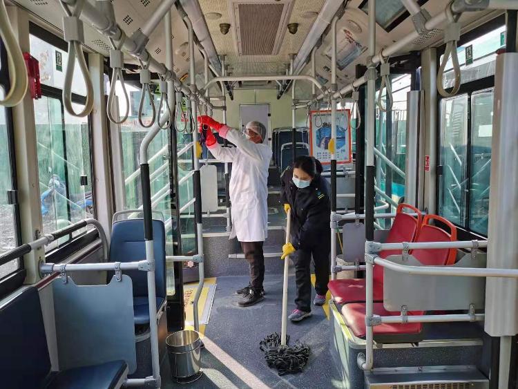 公交制服就是他们的“情侣装”疫情当前，他们是夫妻更是“战友”