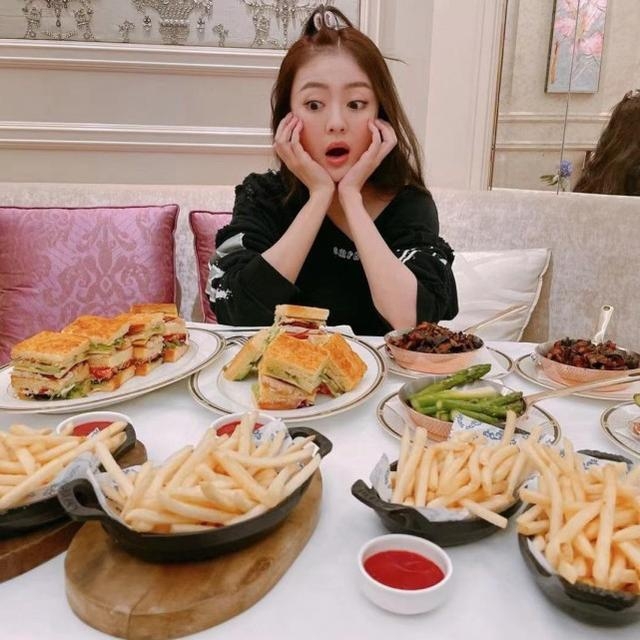 安以轩晒复工自拍 在一桌美食前俏皮拍照