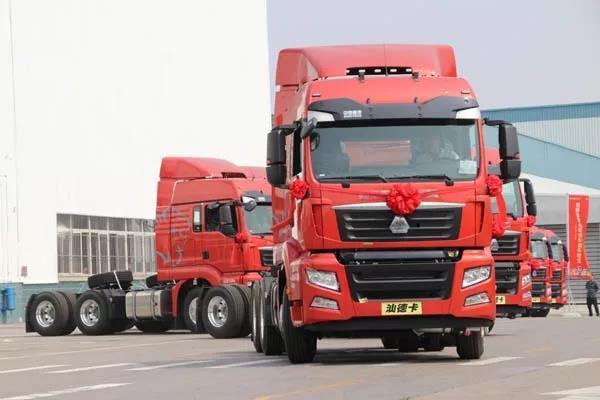 百辆订单交付 中国重汽汕德卡牵引车再次助力危化品运输