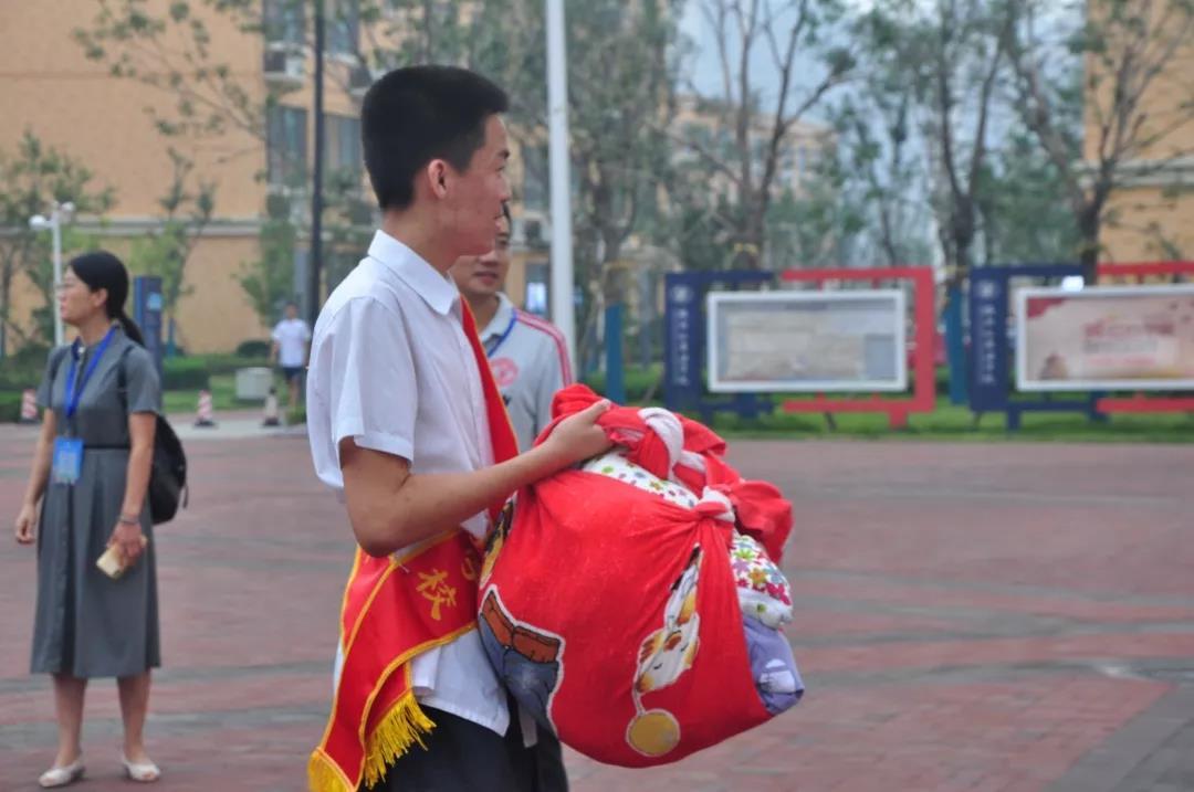 抢先看！山东多地中小学新生陆续报到 记者探营新生报到现场
