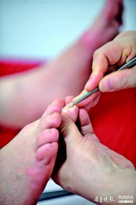 游刃足间——他专心学习修脚三年，被顾客们称为“葛一刀”